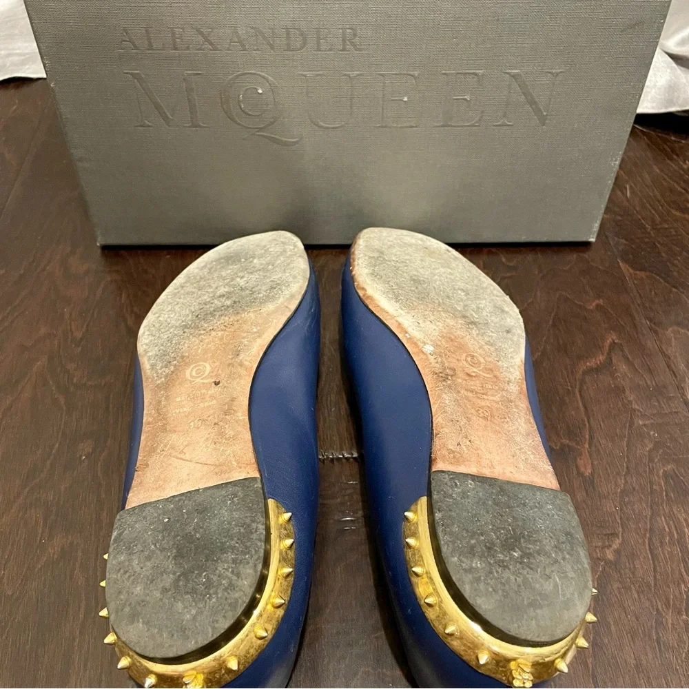 Alexander McQueen Blue Ballet Flat with gold skull details on heel. - Picture 3 of 3